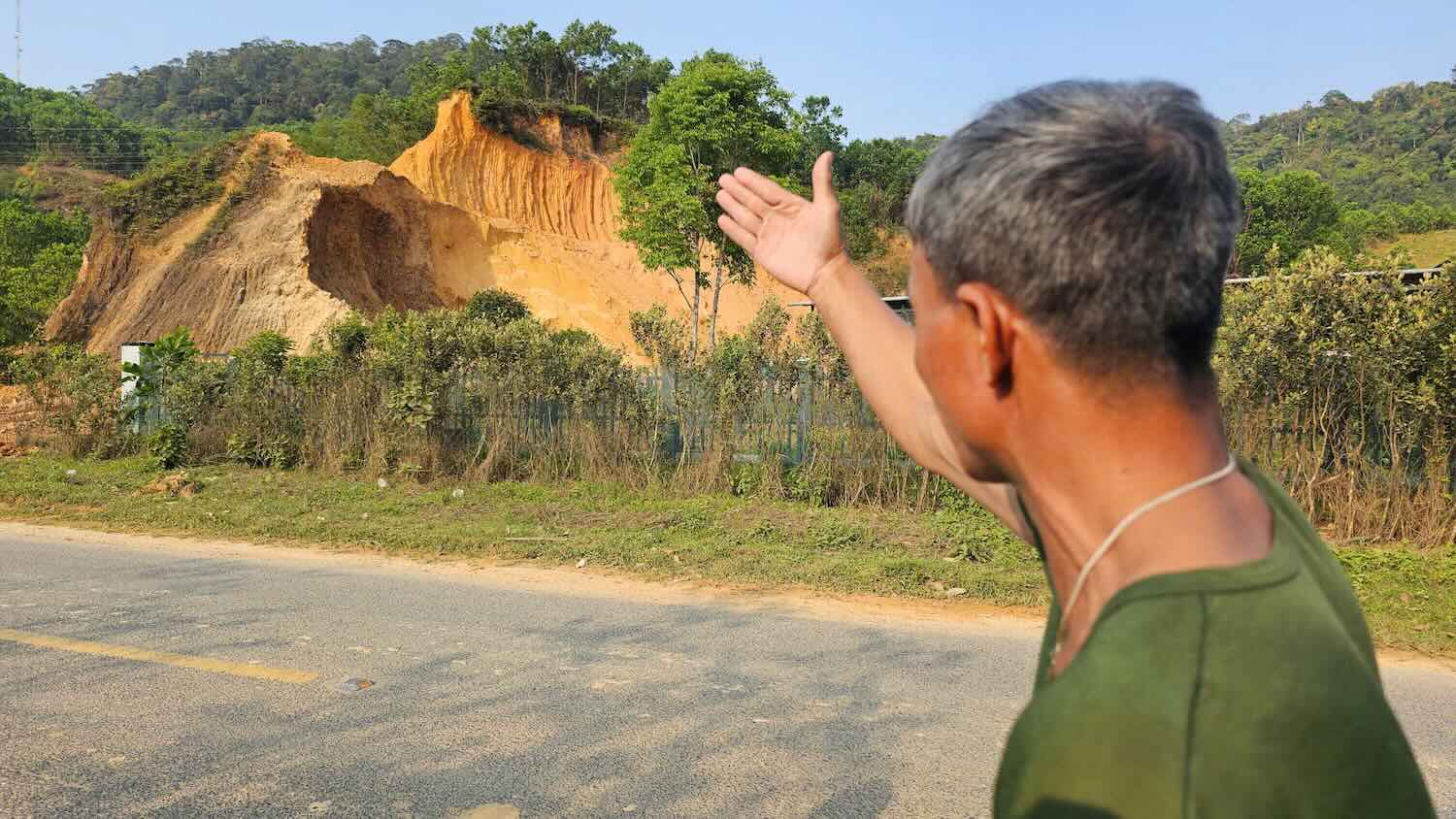 Người đàn ông thừa nhận được đơn vị thi công chi trả 15 triệu đồng để họ múc đất đồi đi đắp công trình. Ảnh: Phúc Đạt