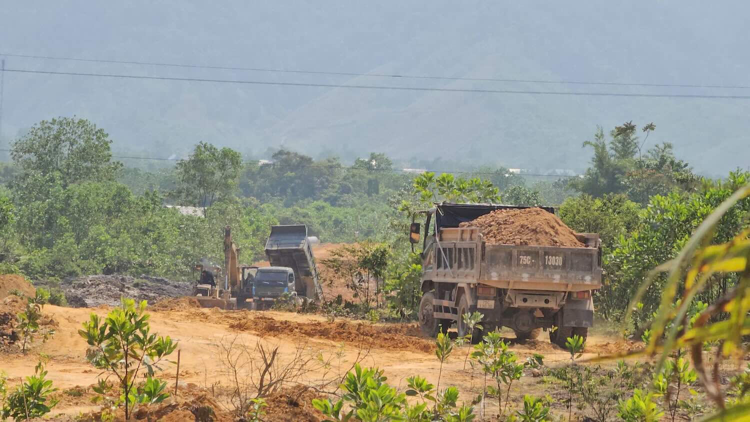 Xe tải BKS 75C-130.30 chở đất lậu vào dự án. Ảnh: Phúc Đạt