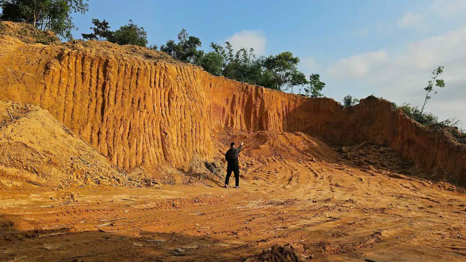 Khối lượng đất khổng lồ của quả đồ đã bị múc đi. Ảnh: Phúc Đạt. 