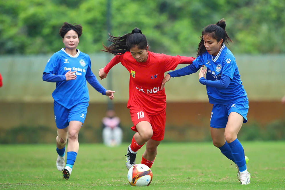Hanoi (red shirt) could not enter the semi-finals of the 2025 Women's National Cup. Photo: VFF