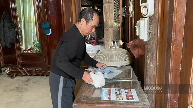 Ông Đào Xuân Thỏa thường xuyên phải lau dọn nhà cửa vì bụi bặm từ những xe tải chở cát. 