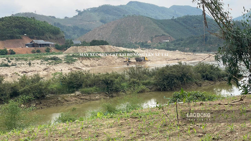 Máy xúc múc cát cạnh bờ sông, nhưng khi xuất hiện phóng viên thì nhanh chóng di chuyển đi chỗ khác. Ảnh: Đinh Đại