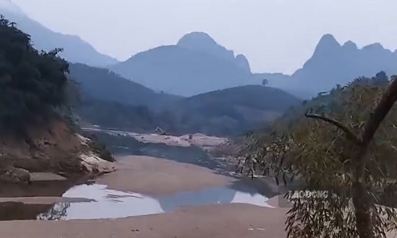 Máy móc vẫn đào xới cát từ lòng sông Chảy dù thời gian đã vượt quá giấy phép, ghi nhận vào lúc 18h30 ngày 31.3.2024. Ảnh: PV 