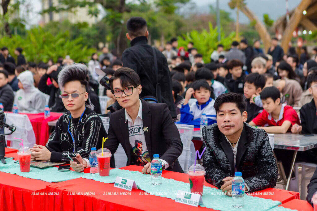 Los invitados a participar en el evento Rey de los Tomates celebrado el 30 de marzo de 2025 en el Parque de la Juventud, ciudad de Hoa Binh. Imagen de Alibaba Media