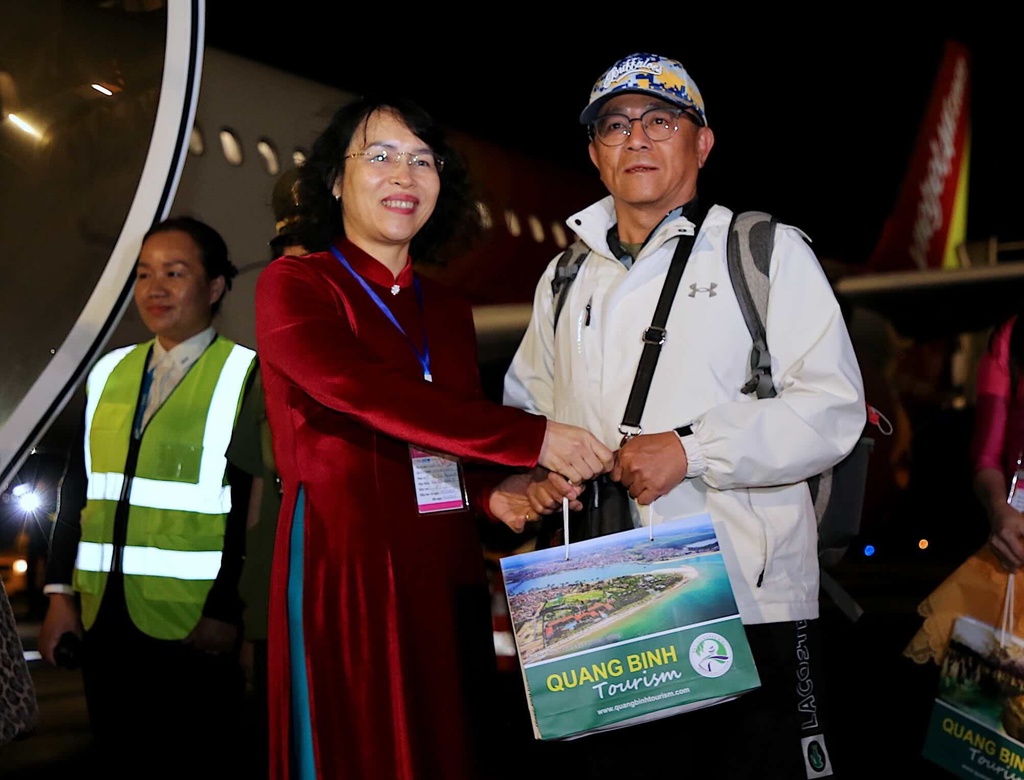 Representantes del Departamento de Cultura, Deportes y Turismo de Guangdong entregan regalos a los visitantes. Imagen: El amanecer