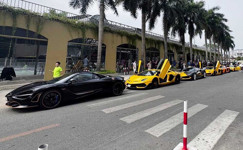 The supercar fleet worth more than 110 billion VND attracted attention when appearing in Ho Chi Minh City. Photo: Thanh Tai