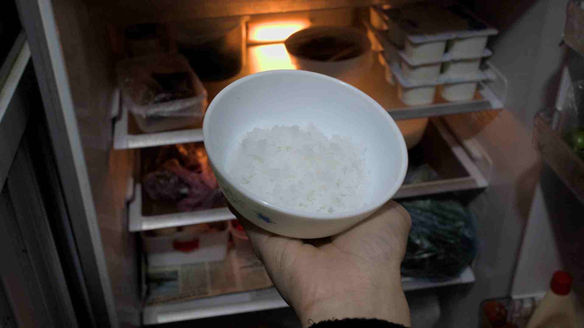 Poner un pequeño recipiente de sal en la nevera puede tener beneficios sorprendentes. Imagen de la pagina