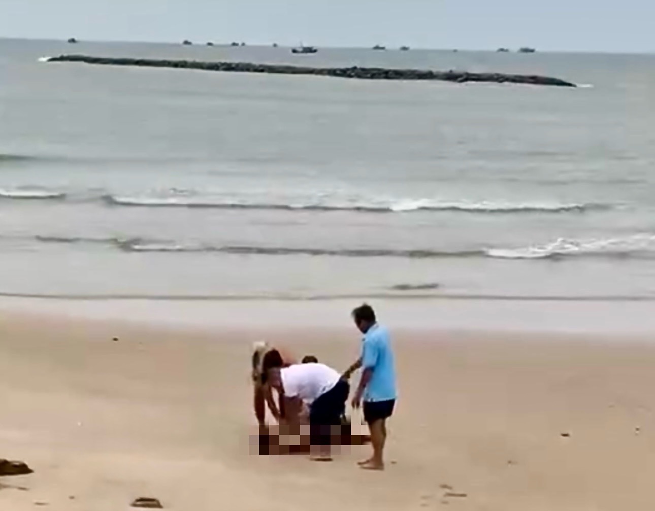 Nan nhan bi duoi nuoc duoc cuu vot len bo va so cuu. Anh: NDCC