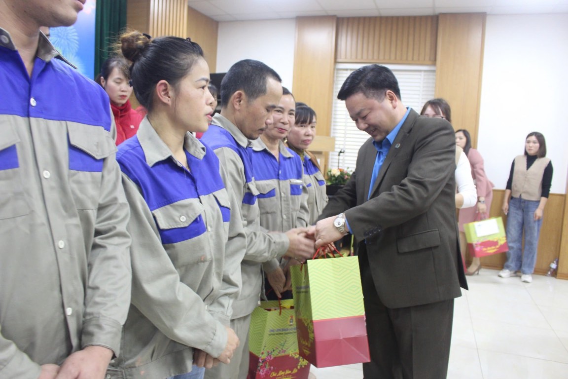 Los lideres de la LDPD de la provincia de Phu Thuot ofrecieron regalos de apoyo a los delegados en dificultades durante la Fiesta de la Nueva Era. Foto: Provincia de Fu Zhou
