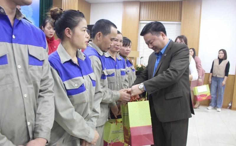 Leaders of Phu Tho Provincial Federation of Labor presented support gifts to union members in difficult circumstances during the Lunar New Year. Photo: Phu Tho Provincial Federation of Labor