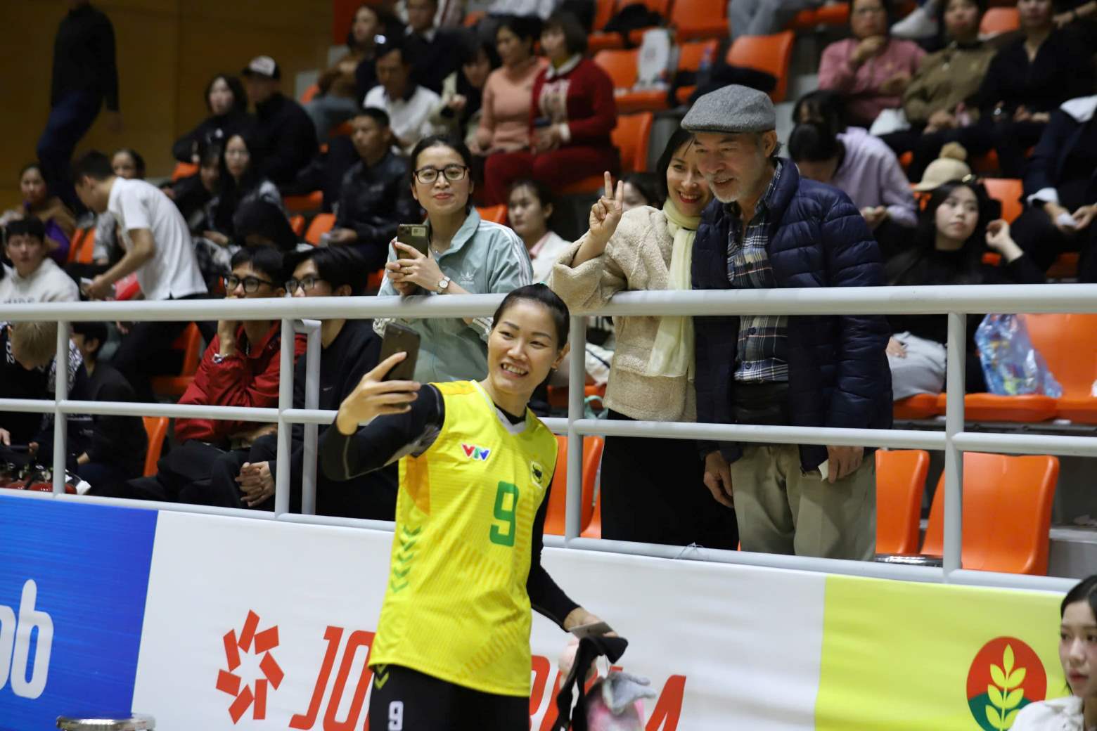 El vicepresidente de VTV, Binh Diem Long An, recibe el cariño de los mayores