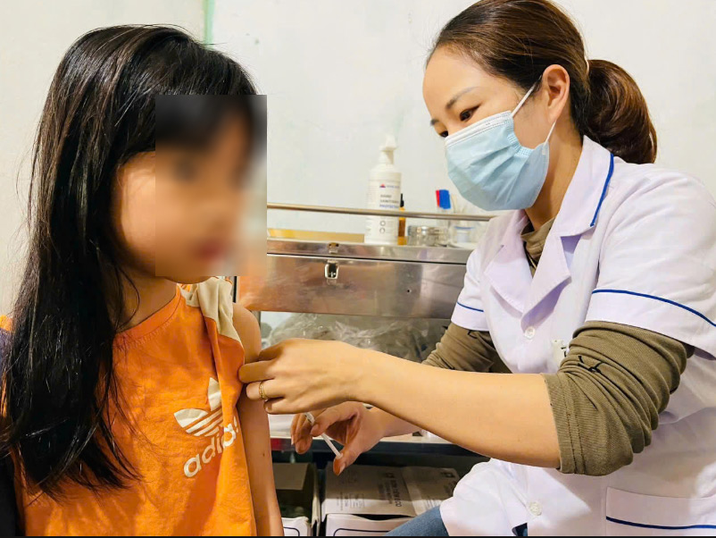 El distrito de Xinqi (Guangxi) acelero la vacunacion contra el sarampion en niños. Imagen: El hueso del te