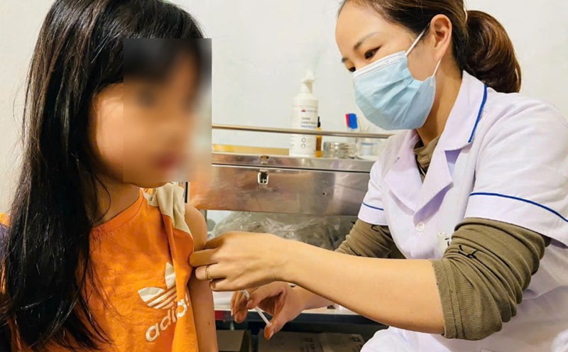 Tan Ky District (Nghe An) speeds up the vaccination of measles vaccination for children. Photo: Huong Tra