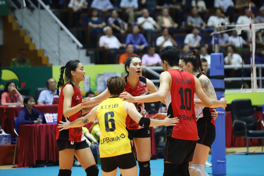 LPB Ninh Binh team leads the women's event after phase 1 of the 2025 National Volleyball Championship. Photo: Chi Tran