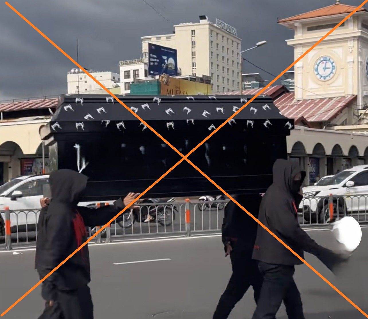 The image of a group of young men carrying coffins in front of Ben Thanh market (District 1) caused a stir. Photo: Dong Hoang