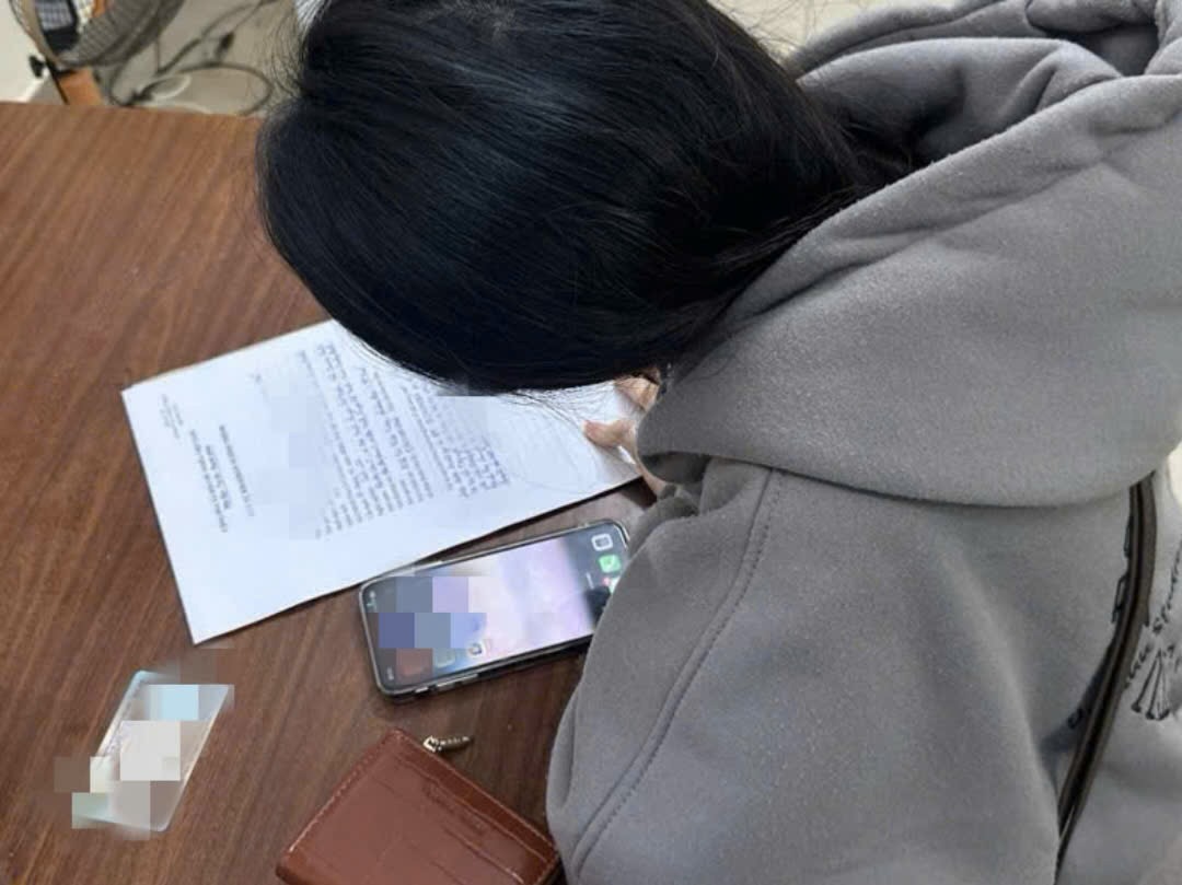 Nữ sinh viên tường trình lại quá trình bị lừa đảo. Ảnh: Trương Thế Quy.