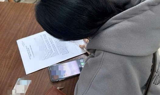 Nữ sinh viên tường trình lại quá trình bị lừa đảo. Ảnh: Trương Thế Quy.