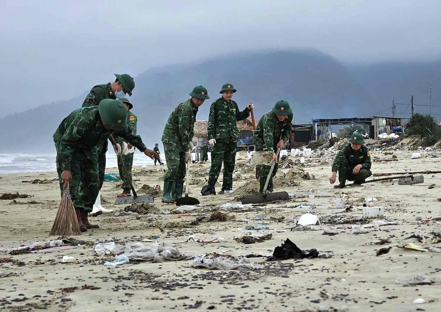 The authorities collected the scattered oil drifting ashore. Photo: Phuc Dat.