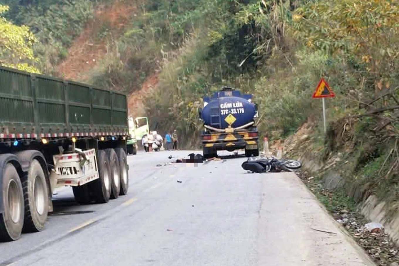 The scene of the traffic accident on National Highway 7 that killed two young men. Photo: Trung Hieu