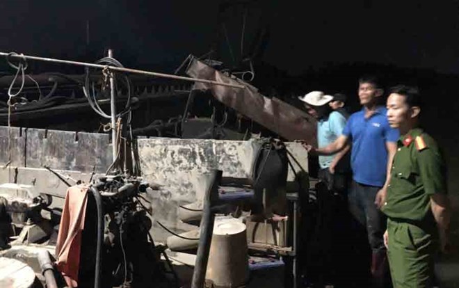 Bac Giang Provincial Police arrested a ship illegally mining sand on the Cau River through Viet Yen town, April 2021. Photo: Provided by the police