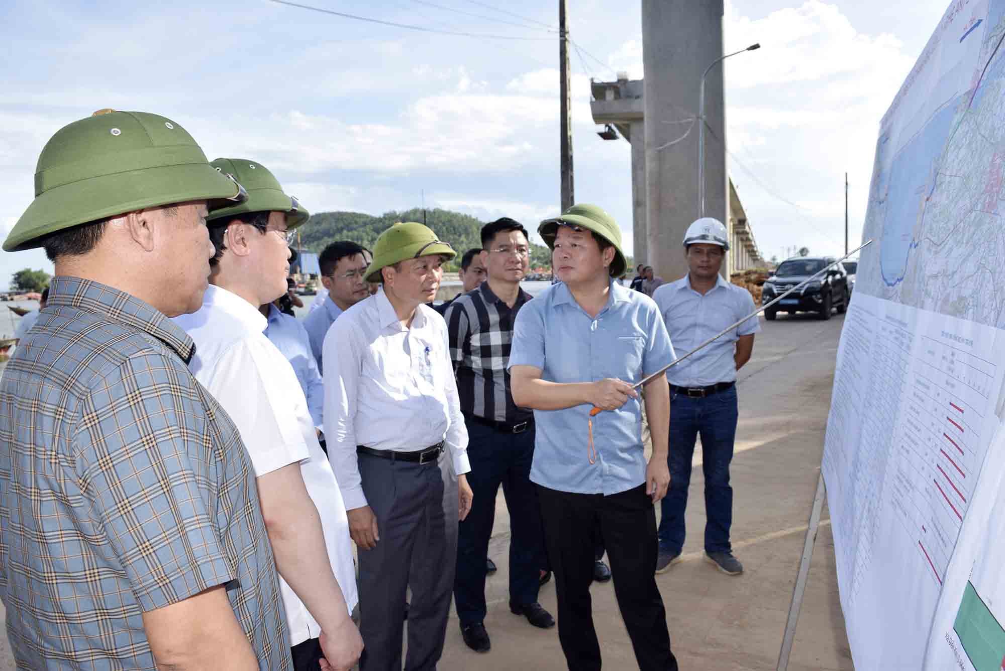 Nghe An provincial leaders inspect the progress of public investment projects in Quynh Luu district. Photo: Phan Quynh