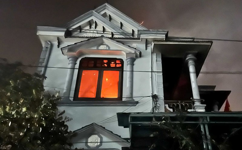 The second floor of a house in Quang Binh province caught fire at night. Photo: Van Son