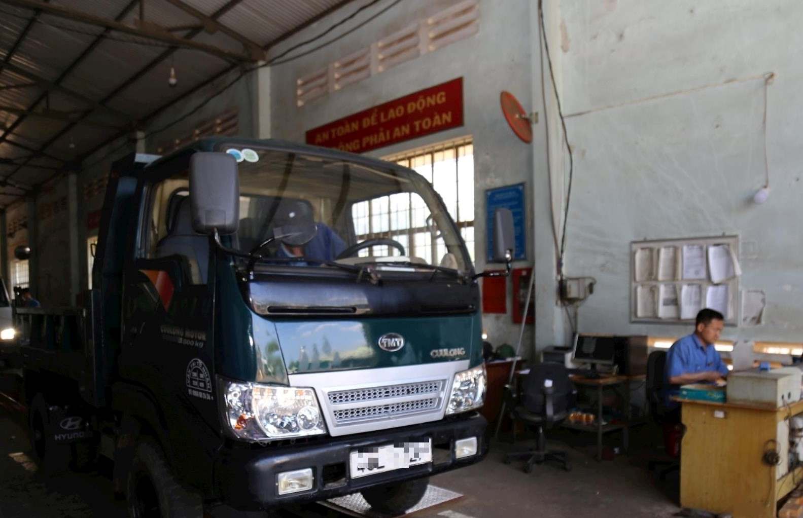 Center 4801D Dak Nong conducts inspection of vehicles. Photo: Hoang Thanh