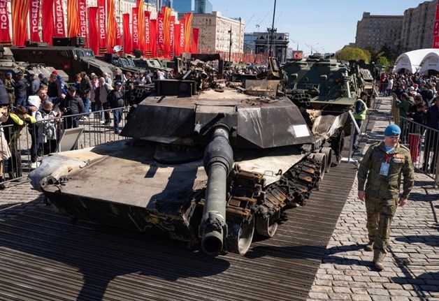 Chiec xe tang M1 Abrams bi thu giu duoc trung bay Quang truong Do (Nga). Anh: AFP