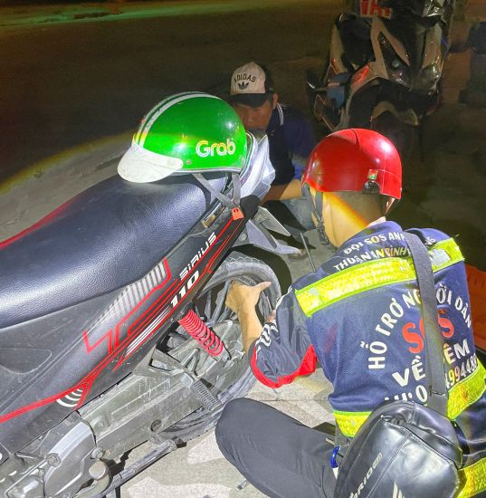 The An Phu Volunteer SOS Team, Thuan An City, Binh Duong Province, patched the car to help workers in distress at night. Photo: Minh Tuan
