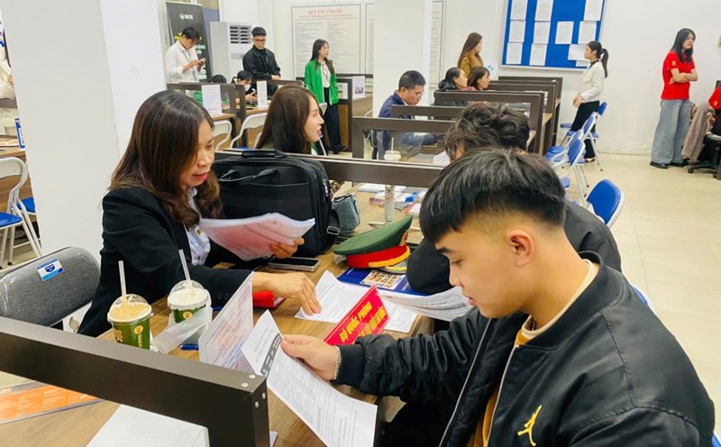 Many young workers find jobs at the Hanoi Employment Service Center but do not have skills, degrees and have not been trained; a number of young workers who cannot find jobs in the city have returned to their hometown. Photo: Quang Thanh