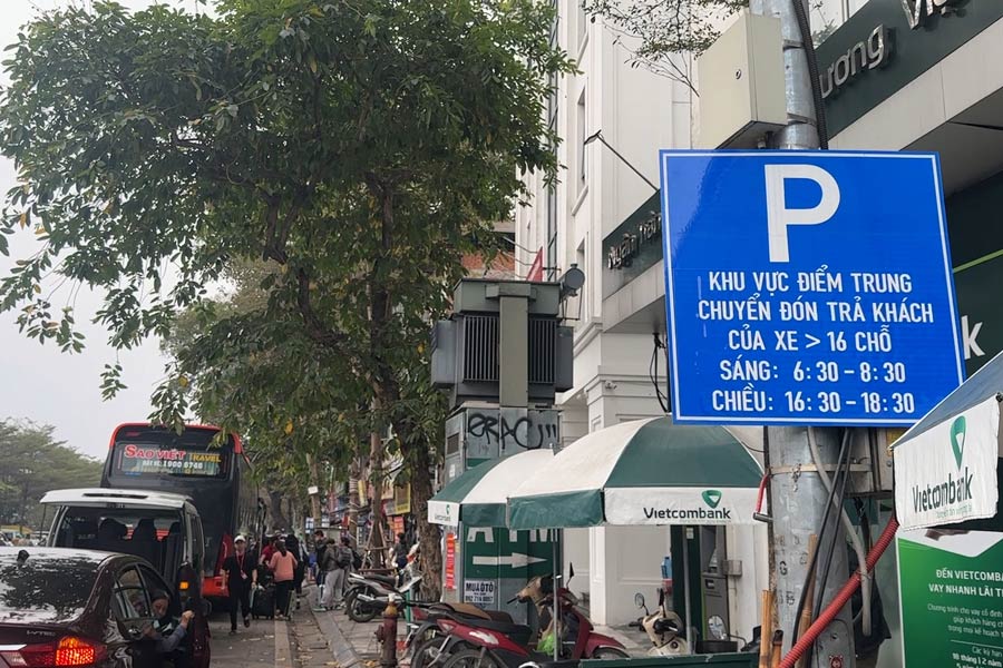 Traffic in Hanoi's Old Quarter suddenly after banning vehicles with more than 16 seats