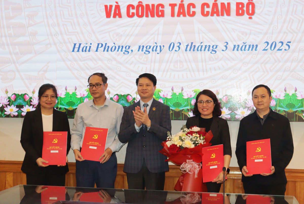 Van phong Thanh uy Hai Phong cong bo cac quyet dinh ve cong tac can bo. Anh: Cong TTDT Hai Phong