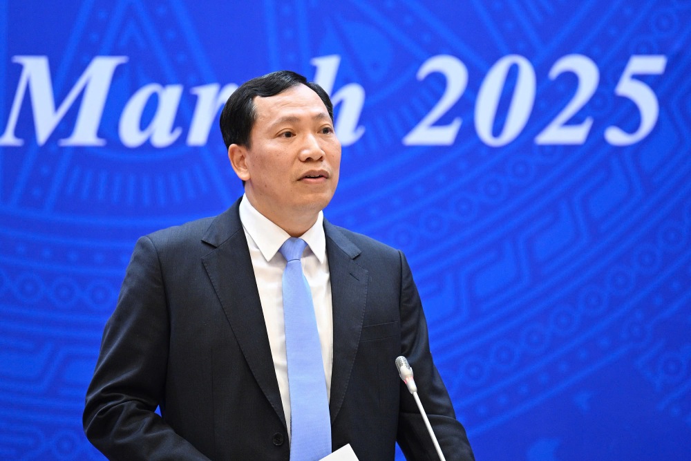 Lieutenant General Le Van Tuyen - Deputy Minister of Public Security - answered about the new points in the amnesty in 2025. Photo: Pham Dong