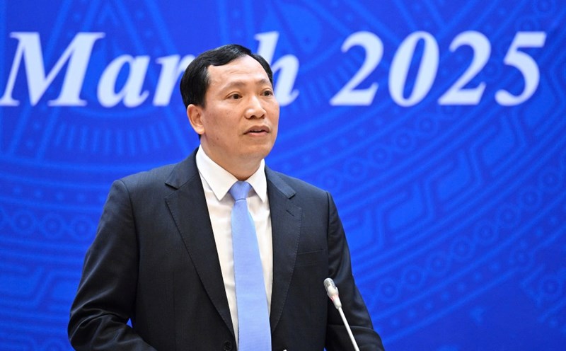 Lieutenant General Le Van Tuyen - Deputy Minister of Public Security - answered about the new points in the amnesty in 2025. Photo: Pham Dong