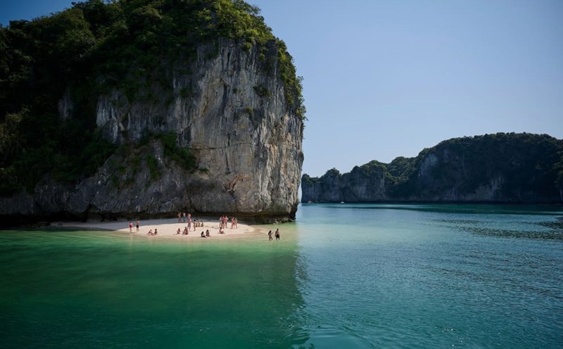 Cat Ba Bay is expected to be the choice of many tourists in the summer of 2025. Photo: H. Ha