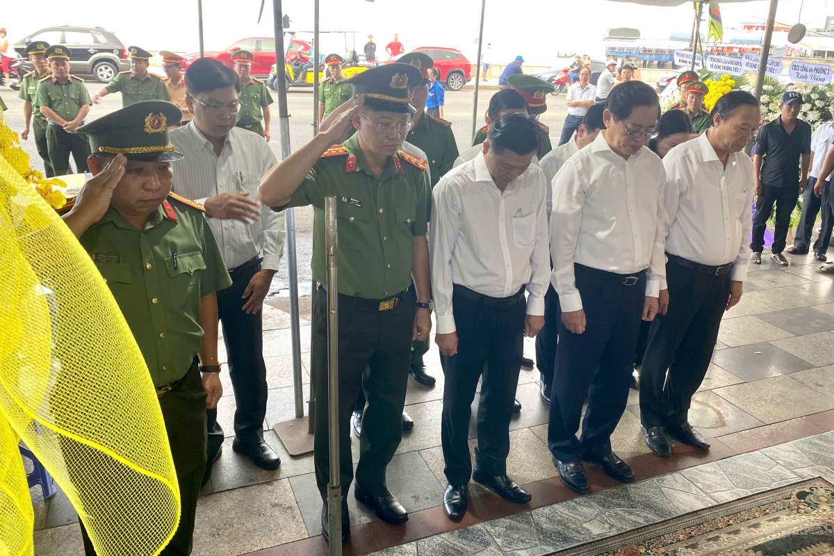 The Provincial Party Secretary, Chairman of the Provincial People's Committee, and Director of the Provincial Police visited the family of the soldier who died on the morning of March 4. Photo: Provided by CA