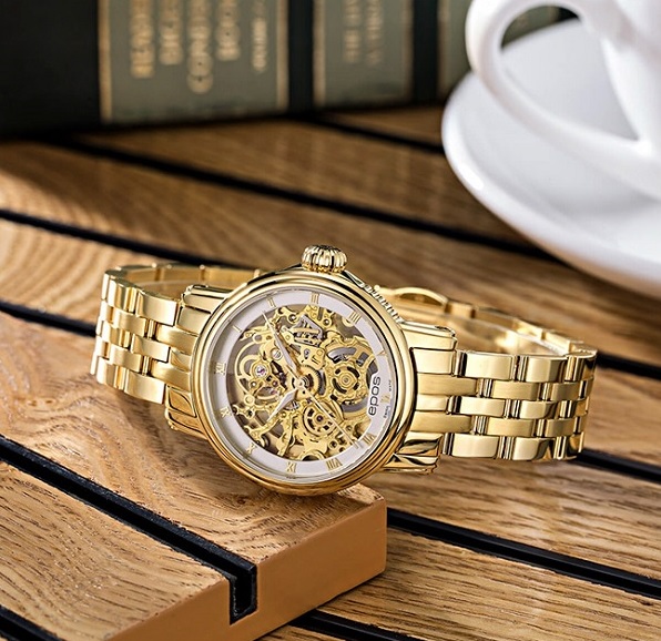 Dong ho Epos Swiss voi thie ke lo co mang lai bieu tuong dang cap. Anh: Dang Quang Watch