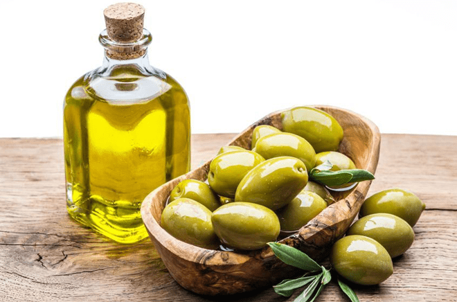 Incorporating olive oil into your daily menu can help reduce your risk of heart disease. In addition, maintaining a healthy lifestyle such as regular exercise, controlling stress and getting enough sleep also contributes to keeping the heart healthy. Photo: Pixabay.