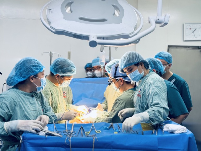 Bác sĩ tiến hành lấy tạng của người hiến. Ảnh: BVCC