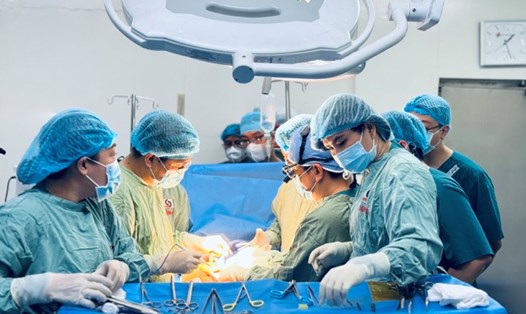 Bác sĩ tiến hành lấy tạng của người hiến. Ảnh: BVCC