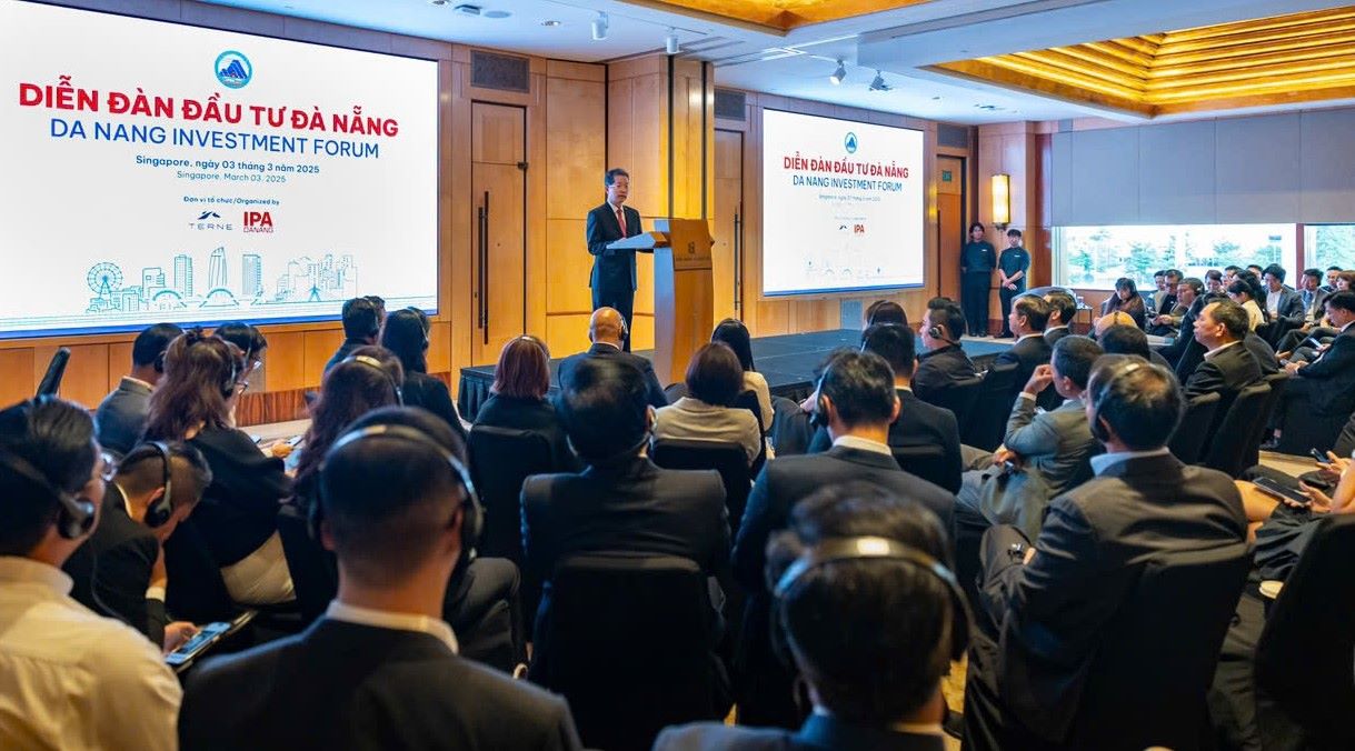Investors interested in asking questions to discuss with the Secretary of the Da Nang City Party Committee. Photo: Nguyen Hung