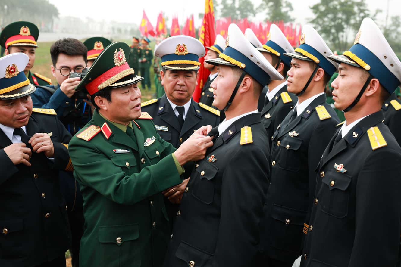 Dai tuong Nguyen Tan Cuong kiem tra, dong vien cac can bo, chien si, si quan tham gia hop luyen dieu binh, dieu hanh ky niem 50 nam chien thang mien Nam.