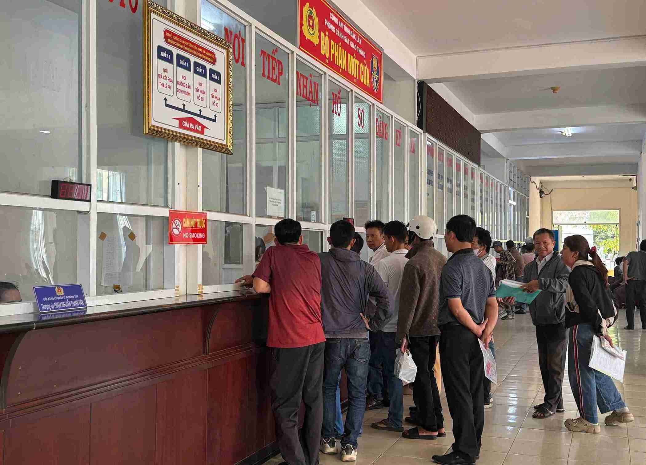 People and businesses come to the Traffic Police Department, Dak Lak Provincial Police to complete procedures for issuing and renewing car registration certificates. Photo: Bao Trung