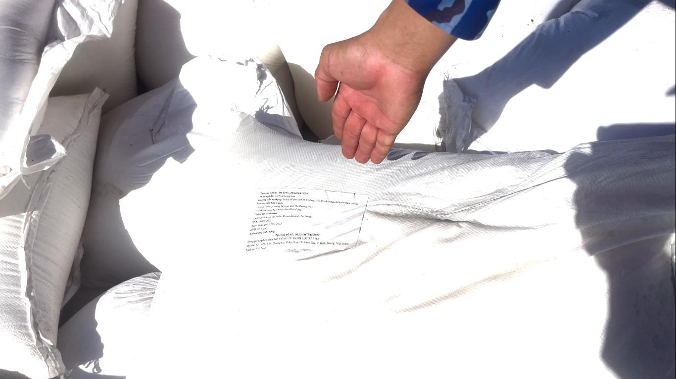 El barco no lleva mas de 10 toneladas de azucar de arena sin cupones. Foto: Duc Thai