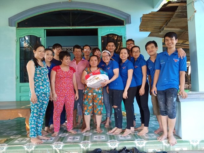 Nguyễn Gia Thái cùng Chi đoàn thanh niên Công ty CP Taekwang Vina trong các hoạt động hỗ trợ NLĐ và người nghèo có hoàn cảnh khó khăn. Ảnh tư liệu: NVCC 