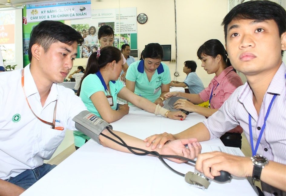 El Sr. Nguyen Gia Thai (izquierda) participo en actividades voluntarias de donacion de sangre con trabajadores y trabajadores de la empresa. Foto del documento: NVCC