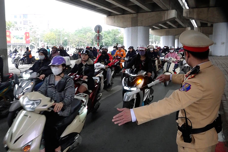 Proposal to remove no-turning signs at green lights for stopping vehicles and red lights for vehicles