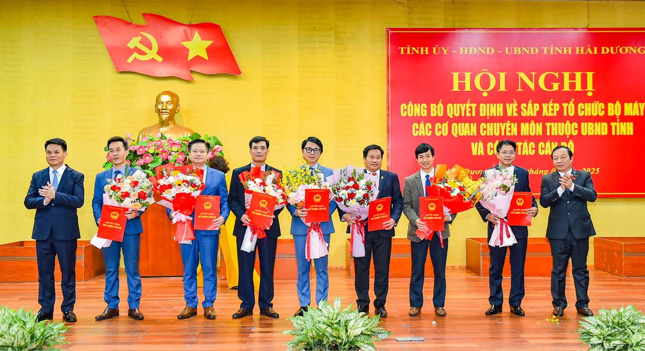 The leaders of Hai Duong Provincial People's Committee presented the decision to the leaders of the Department of Science and Technology after the merger. Photo: Department of Science and Technology of Nghe An Hai Duong