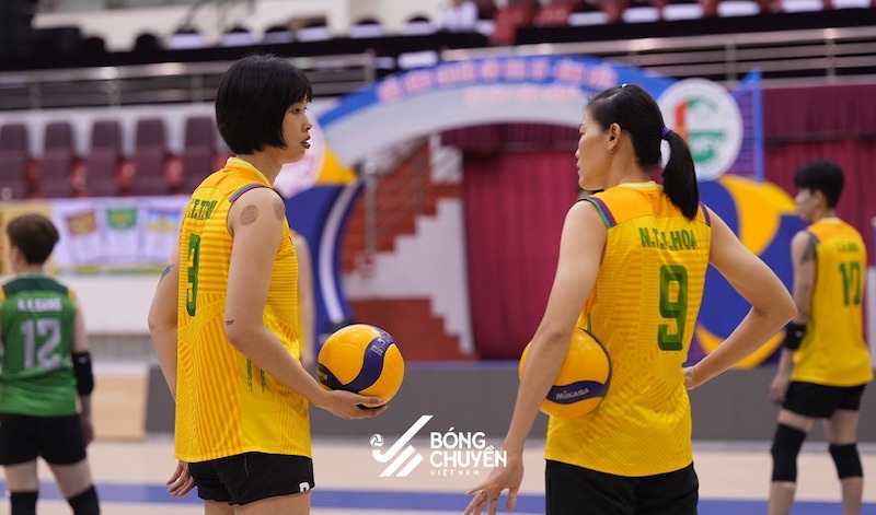 Volleyball fans can go to Ninh Binh Provincial Gymnasium to watch live matches in the Hoa Lu Cup. Photo: Hoang Hue