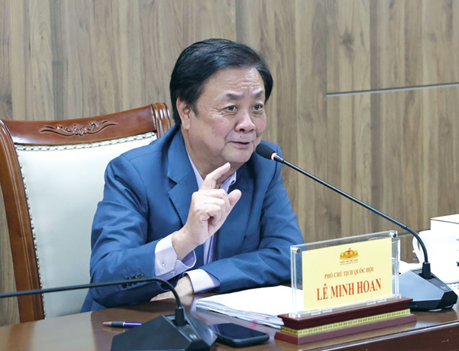 The Vice Chairman of the National Assembly suggested that the Committee for Science, Technology and Environment should express its opinions and views clearly, especially sensitive issues that are prone to policy exploitation in law-making. Photo: N. Thanh